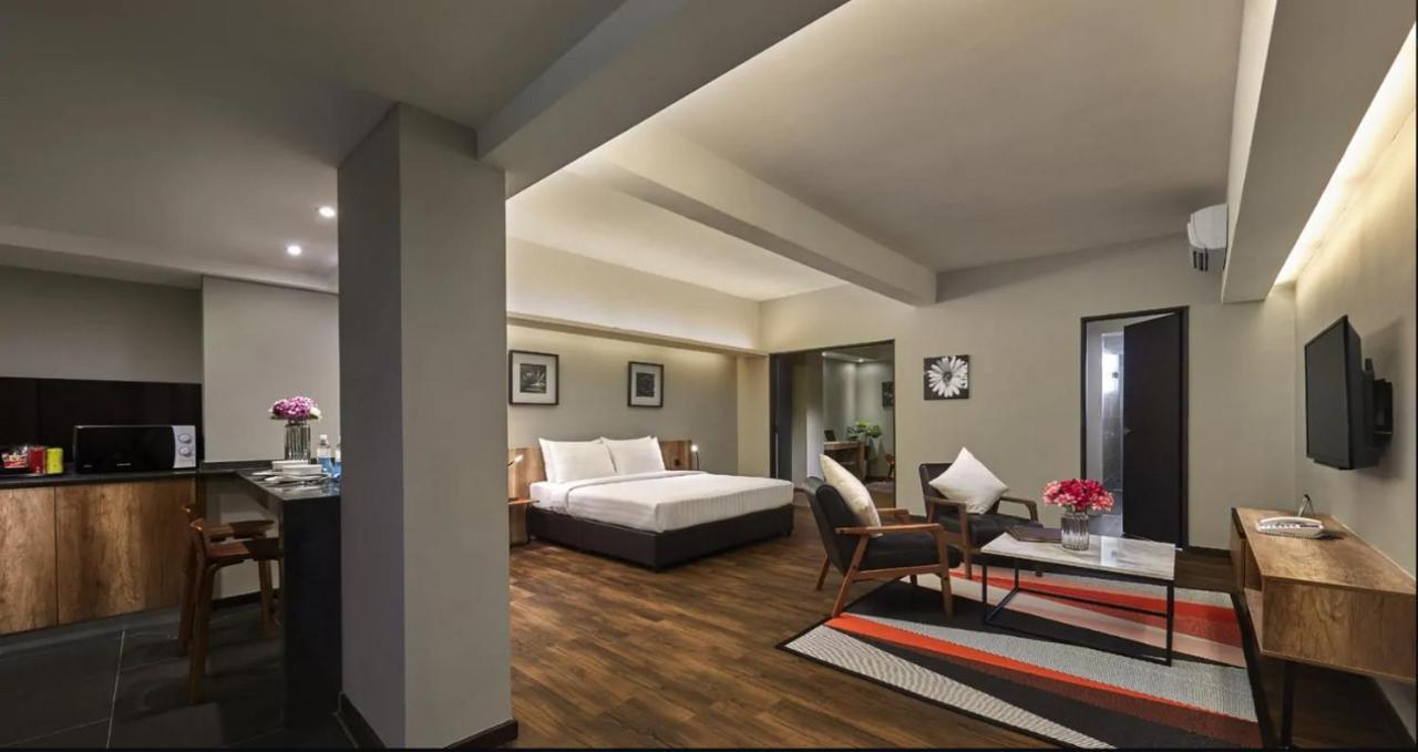 Tropics Eight Suites 3* George Town