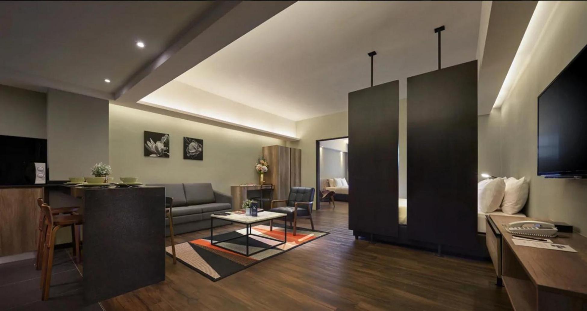 Hotel Tropics Eight Suites George Town